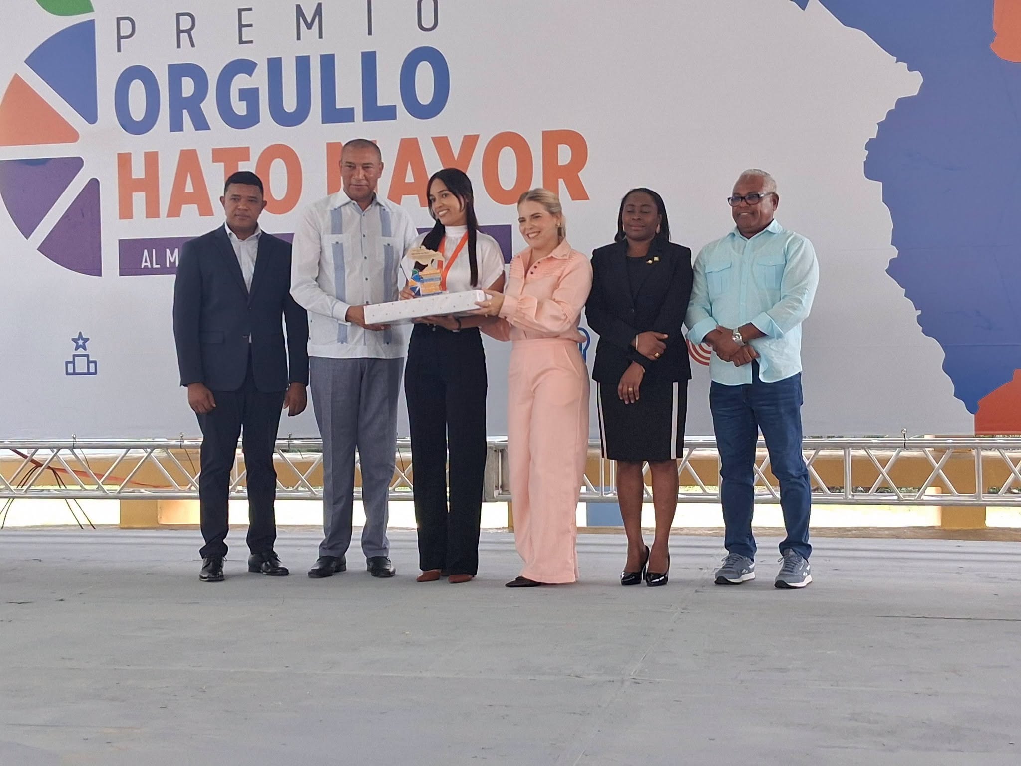 Alcalde Francisco Solano participa en acto de reconocimiento al Merito Magisterial de Hato Mayor