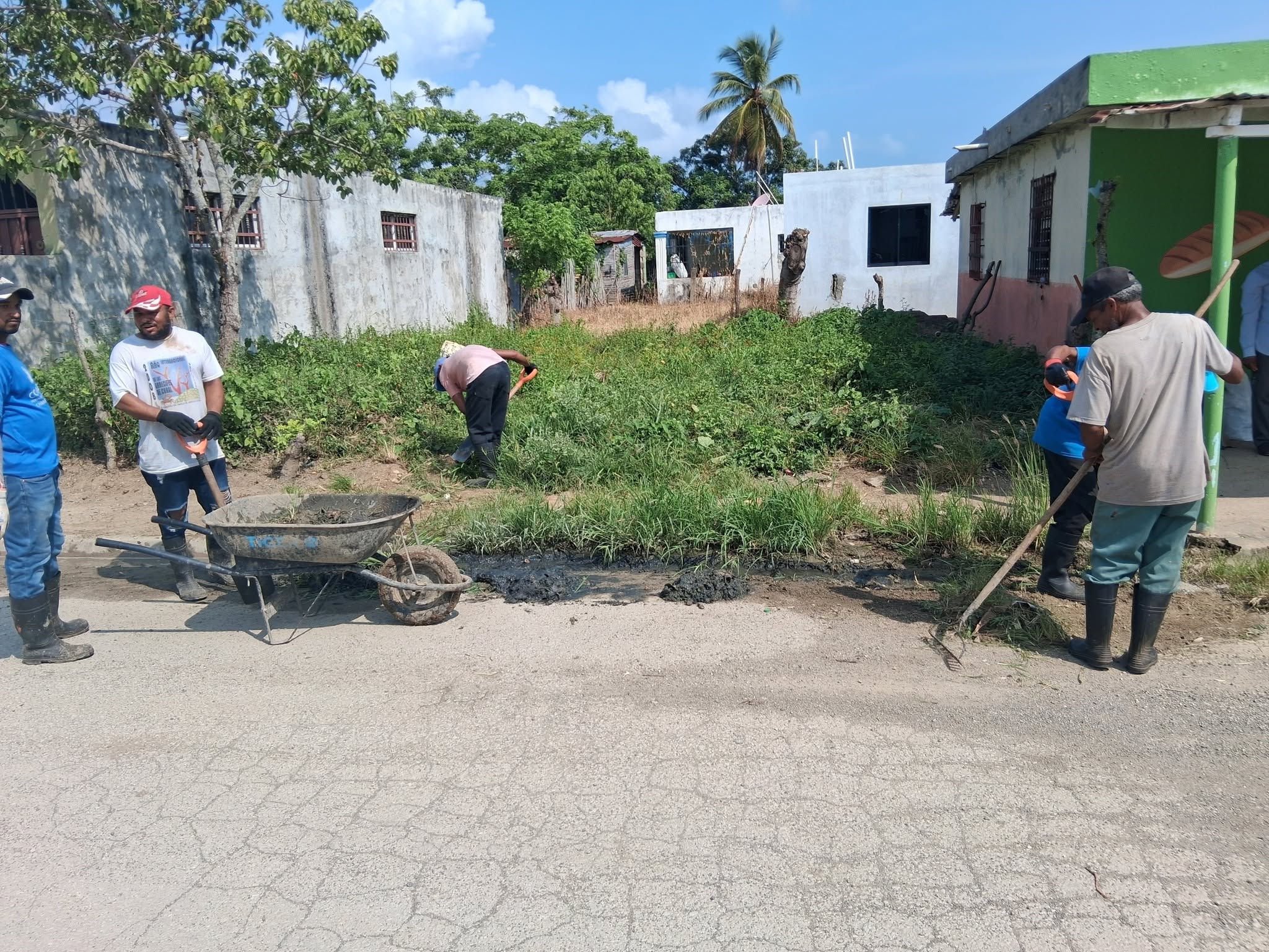 Alcaldía de Sabana de la Mar realiza amplio operativo de limpieza en el sector Catarey